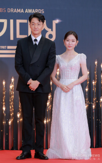 [S포토] 조한철-김슬기, '다소곳하게 가자' (2022 KBS 연기대상)