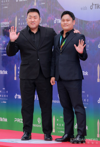 [S포토] 마동석-이상용 감독, '어느 손으로 맞을래 아니에요' (백상예술대상)
