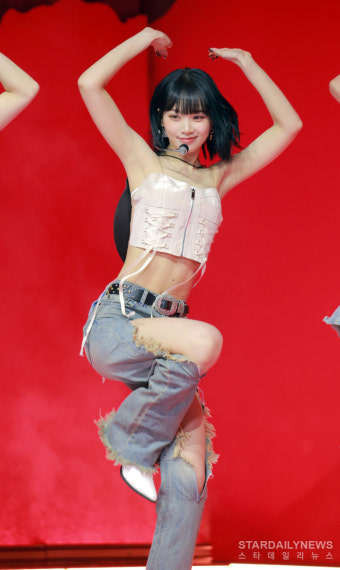 [S포토] 르세라핌 김채원, '둠칫둠칫'