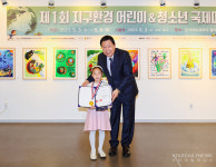 [S포토] 김민서, 인사아트프라자 회장상 수상~ (지구환경 어린이&청소년 국제미술대전)