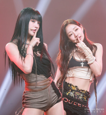 [S포토] 키스오브라이프 나띠-쥴리, '매력 넘치는 시그니처~' (심플리케이팝)