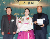 [S포토] 박은정, 명인 부문 한국무용 대상 수상~ (아트코리아방송 문화예술대상)