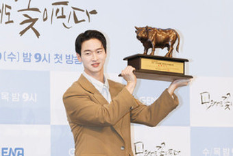 [S포토] 장동윤, '씨름장사 트로피 번쩍~' (모래에도 꽃이 핀다)