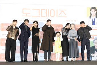 [S포토] 탕준상-이현우-김서형-정성화-윤채나-김윤진-윤여정-유해진, '쁘잉 쁘잉~' (도그데이즈)