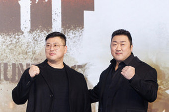 [S포토] 허명행-마동석, '제가 감독님을 좋아합니다~' (황야)