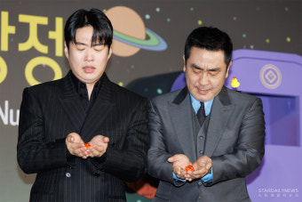 [S포토] 안재홍-류승룡, '소중한 내딸~' (닭강정)