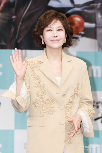 [S포토] 지수원, '품격 있는 손인사~' (용감무쌍 용수정)