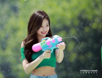 블랙핑크 제니, 팬클럽 BLINK 이름으로 1억 원 기부