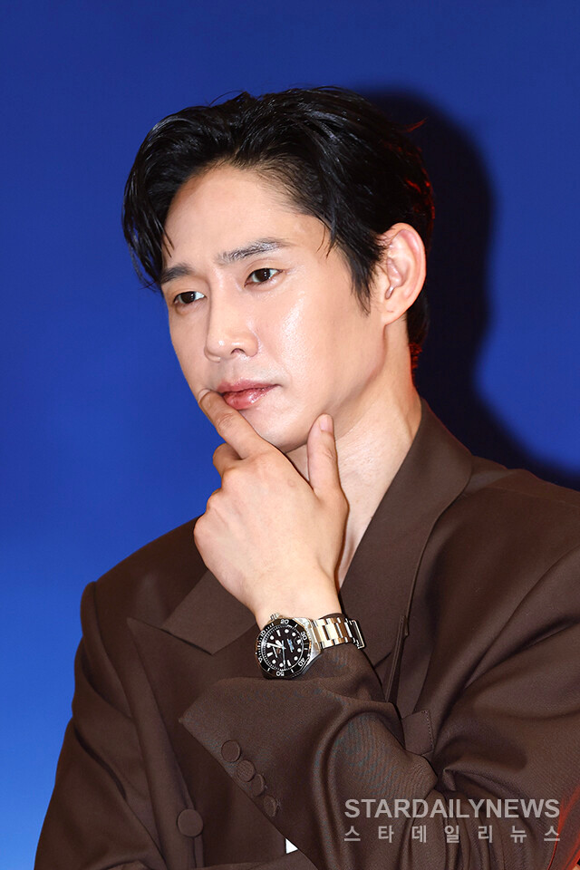 박성훈, 넷플릭스 오징어 게임 AV 표지 사진 게시 논란…당황한 심경 드러내