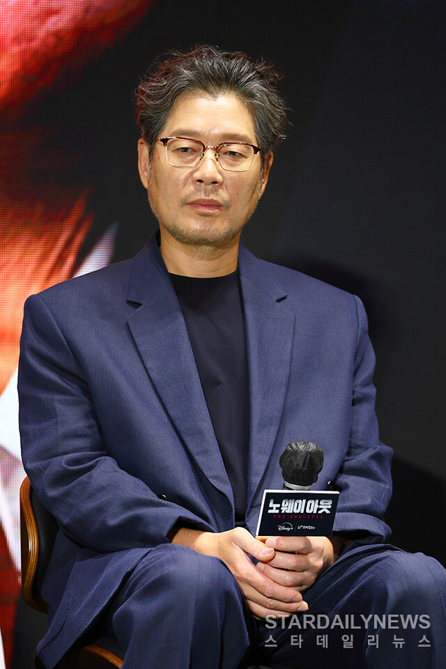유재명, 희대의 악역 김국호로 화제! LG U+와 협업한 노웨이아웃 31일 공개 예정