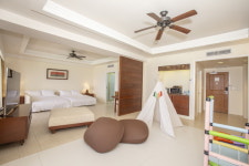 [포토] 로열 워런트 구스토퍼 매트리스 브랜드 크라운구스 X PIC GUAM 스위트룸 패키지 오픈