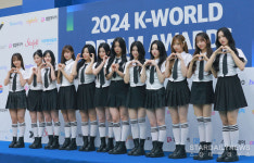[S포토] 트리플에스, 절반만 와도 축구팀 인원 충분 (2024 케이 월드 드림 어워즈)