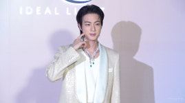 [S영상] 방탄소년단(BTS) 진(JIN), 빛나는 비주얼… 美쳤다 (2025 무슈 프레드 아이디얼 라이트 하이주얼리 이벤트)