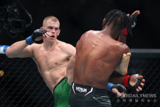 [UFC] 이안 개리, '파이팅 너드' 프라치스 진격 막아선다…