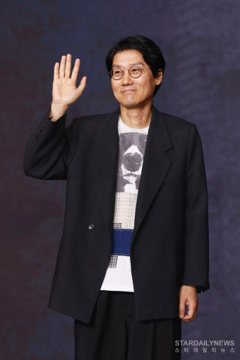 [S포토] '손인사 하는 황동혁 감독~' (오징어 게임 시즌3)
