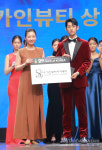[S포토] 황주원, 페이스 오브 코리아 수가인뷰티상 수상 (시상자 수가인뷰티아카데미 김수현 대표원장)