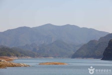 겨울 제천 가볼 만한 곳, 고요한 호수 위로 펼쳐지는 비경