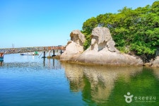 겨울에 가볼 만한 곳, 갓바위와 해양 유산을 품은 도시의 매력