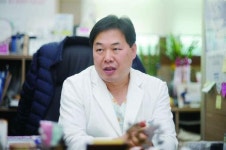 영화 개똥벌레 의사 역에 수여성병원 정진석 원장 출연… 지역사회 나눔 실천 훈훈함 전달