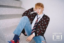 [아이돌정보] 워너원 강다니엘, 난해한 무늬 옷에도 몽환적인 눈빛 지지 않아