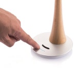 스마트폰 충전해주는 ‘태양광 은행나무’