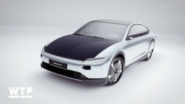 한 번 충전으로 725km 달린다 태양광 전기차 라이트이어 원