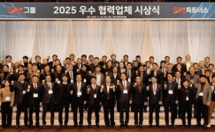 우오현 SM그룹 회장 멀리 가려면 함께 가라…건설 협력사 정기간담회서 동반성장 강조