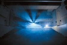 으리으리한 예술 제조 ‘공장’ ‘제품’도 잘 팔릴까