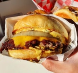 대전 도심 속 미국을 맛보다···아메리칸치즈버거