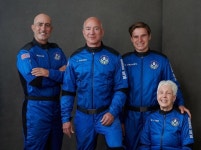 52년 전 달착륙 그날, 베이조스 우주관광 역사 썼다