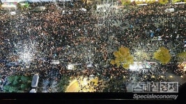 100만 촛불집회 광화문 인근 편의점…매출 최대 3배↑<왜>