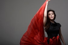 팝페라가수 이사벨, 이상봉 콜라보 공개…10주년 앨범 커버 주목