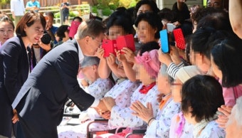 文대통령,'치매 국가책임제 내년부터 시행'…치매 가족 간담회 개최