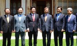 文 대통령, 여야 4당 대표와 오찬 회동…홍준표는 끝내 불참