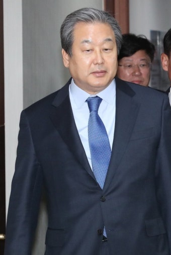 김무성, 文정부 포퓰리즘 질타…