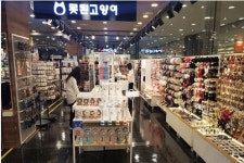 못된고양이, NC백화점 강서점 첫 입점