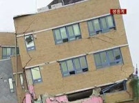 주변 공사장 흙막이 붕괴 기우뚱 상도초등학교 내 유치원, 주민들 새벽에 대피 혼란... 다행히 어린이들 피해는 없어