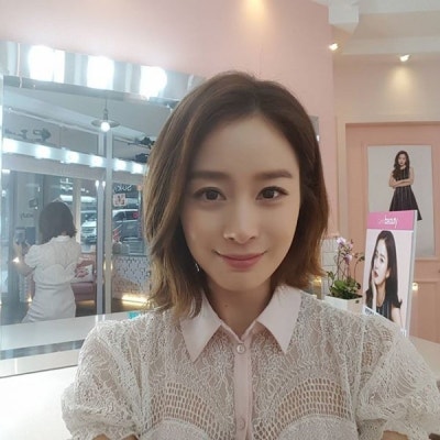 '화제의 중심' 김태희, 동생 이완·이보미 열애설...남편 비 부모 빚 논란 들여다보니? | 포토뉴스
