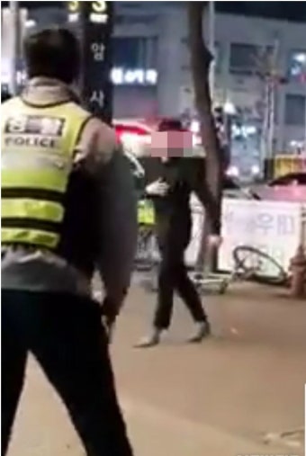 '암사역 칼부림' 경찰 총기는 쏘는 게 아니라 던진다는 비판에...일선 경찰, '과잉진압 논란에 경찰 장비 사용 어려워'