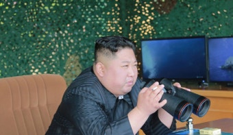 장거리방사포-미사일 등 ‘동해상 화력타격훈련’ 직접 지도한 김정은
