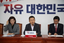 文 정권 국정파탄 방치할 수 없다는 黃 “정권 유지 목적인 정책 폐기에 앞장 설 것”