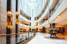 네가 알던 내가 아냐,  롯데호텔 월드