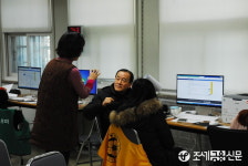[포토] 2016년 귀속 제2기 부가가치세 확정신고·납부-강서세무서 직원과 상담 중인 납세자