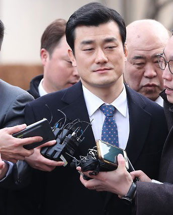 김건희 여사의 수행비서, 유경옥 전 행정관이 민중기 특검팀 소환 조사에 출석하여 묵묵부답 대응하기 시작함.