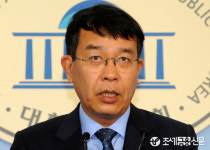 [포토뉴스]자유한국당 2월 국회 보이콧 관련 기자회견하는 김종대 정의당 원내대변인