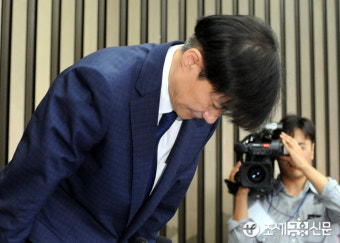 [포토뉴스]인사하는 조국 법무부 장관 후보자