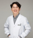 [건강칼럼] 틀니와 임플란트의 장점 합쳐진 틀니 임플란트…노년층에 적합