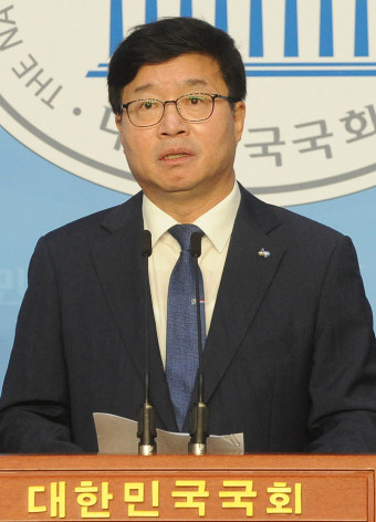 [포토뉴스]더불어민주당 최고위원 출마 기자회견 하는 염태영 수원시장