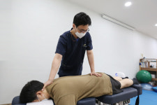 [건강칼럼] 삐딱한 자세에 틀어지는 신체, 도수치료로 수술 없이 호전 가능해