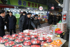 대전국세청 ‘어려울 때 우리가 간다’…전통시장 장보기‧복지시설 성금전달